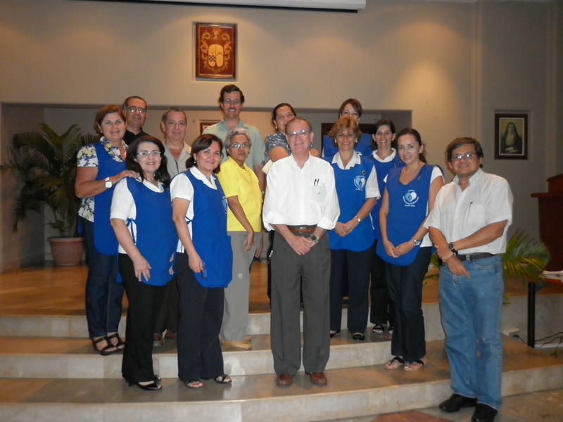 Equipo de FASMAD trabajando en comunidades rurales para combatir la desnutrición infantil en Ecuador